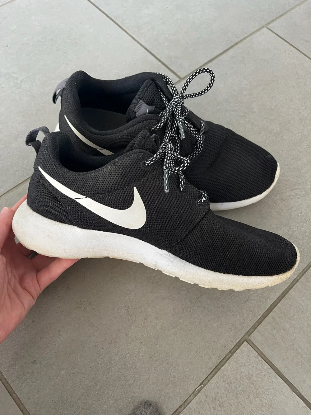 Nike Roshe Lightweight Sneakers - Picture 3 of 9